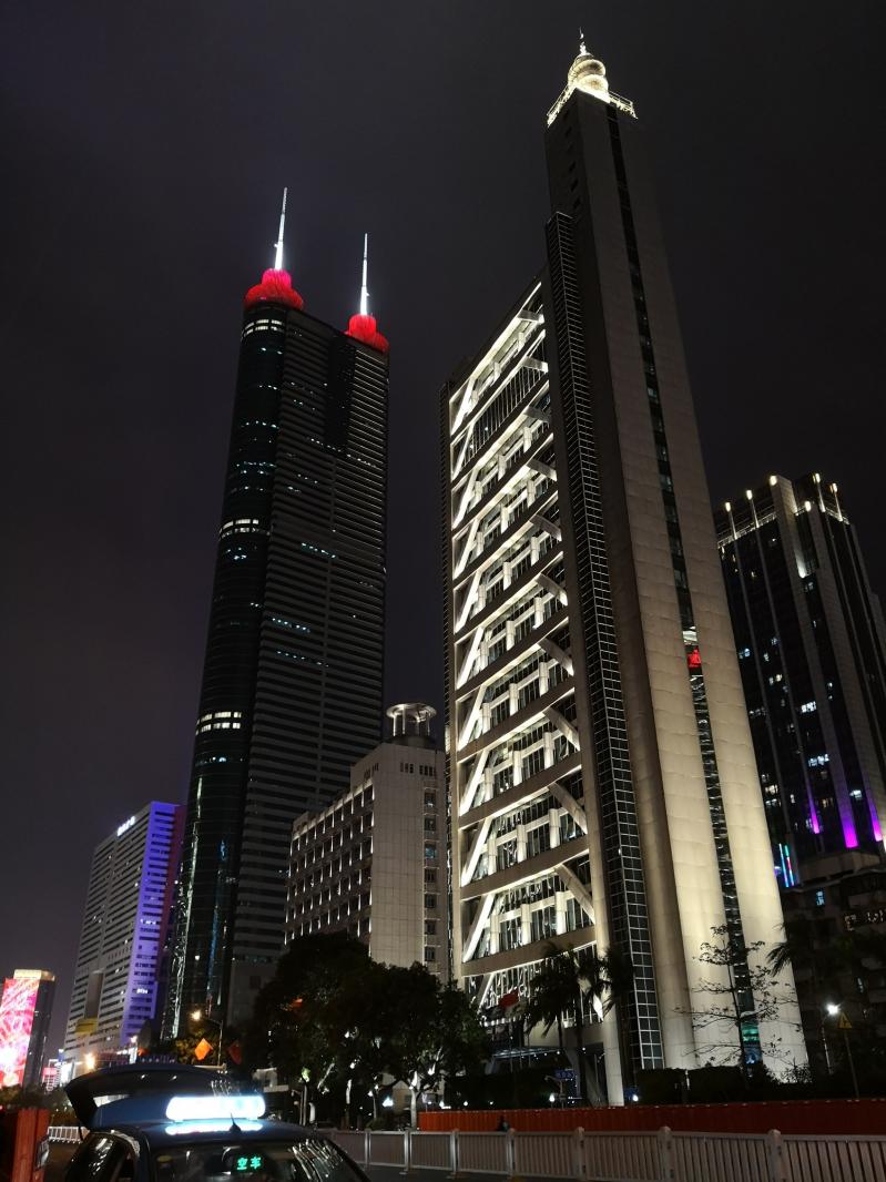 深南路门诊部天桥夜景，地王大厦