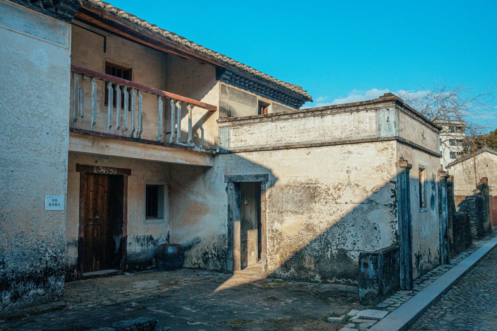 大万世居