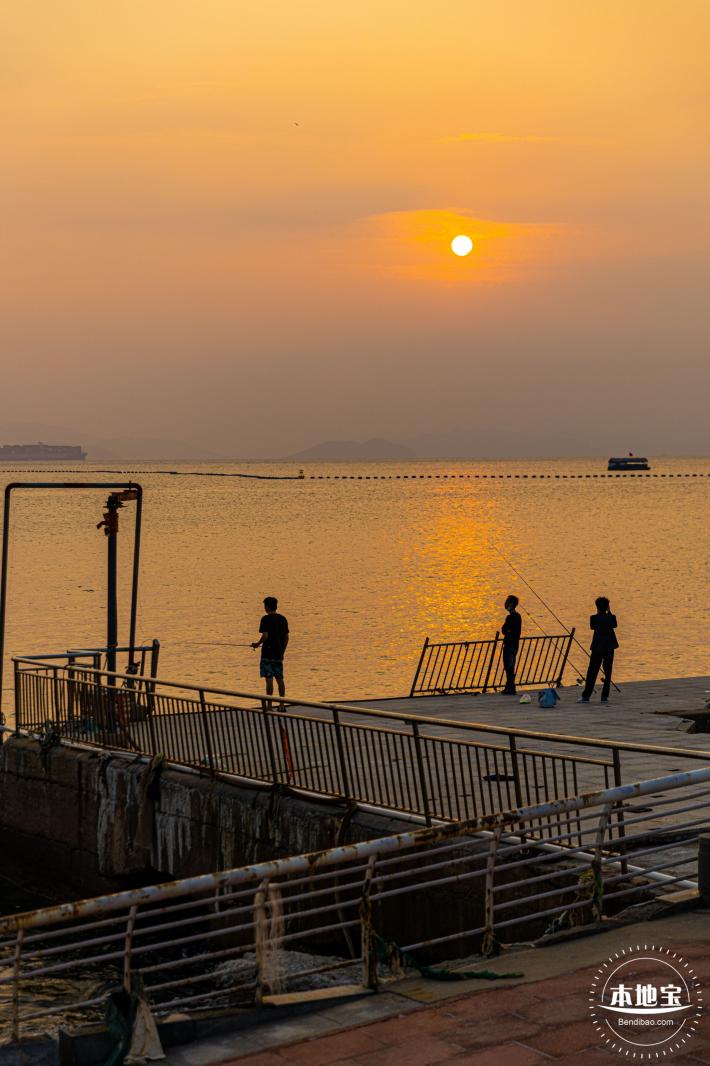 机车港湾海边