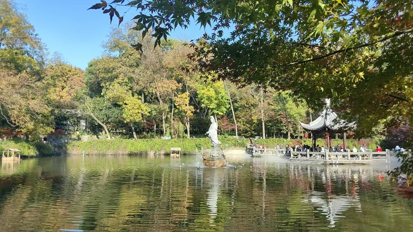 栖霞山明镜湖