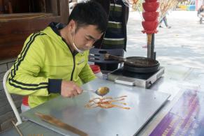 东莞凤岗龙凤山庄清明上河街糖人