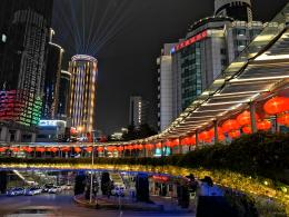 深南路门诊部天桥夜景，国贸大厦