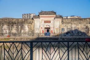 大万世居