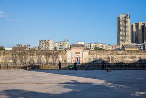 大万世居