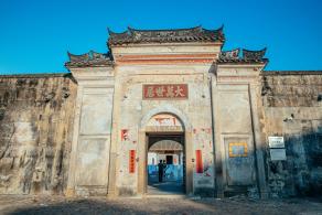 大万世居