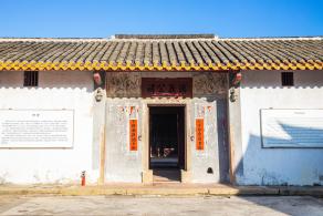 大万世居