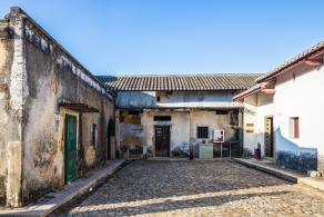 大万世居