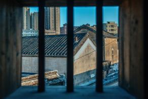 大万世居