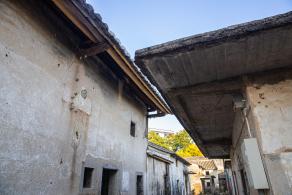 大万世居