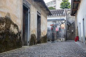 大万世居