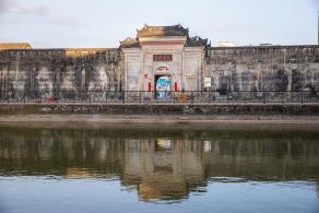 大万世居