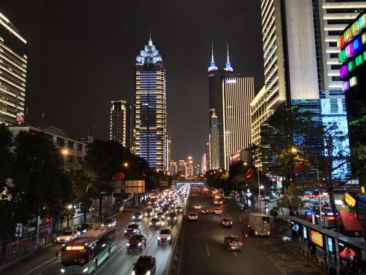 深南路门诊部天桥夜景，国贸大厦