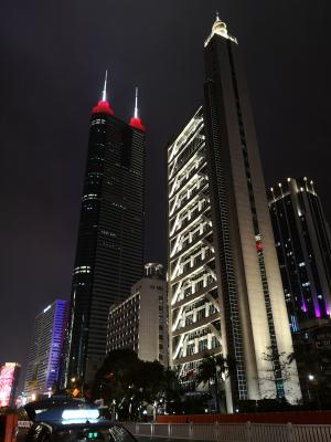 深南路门诊部天桥夜景，地王大厦