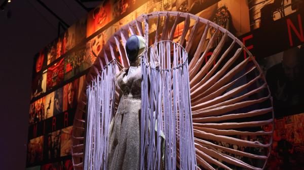 叶锦添巨人展