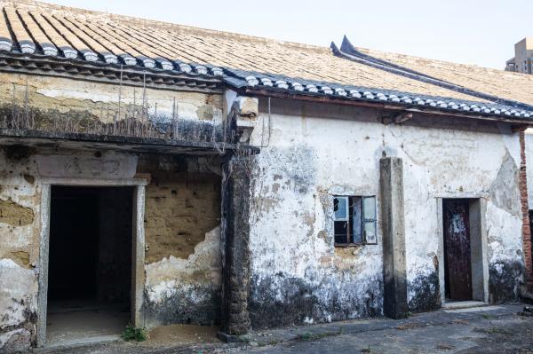 大万世居