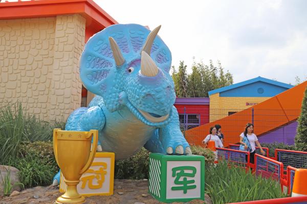 上海迪士尼抱抱龙